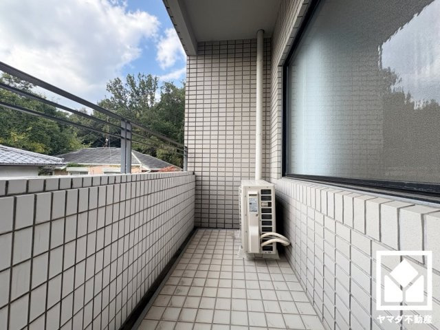 約10.5帖の洋室から出入り可能な西向きバルコニーです。南向き・西向きの2面バルコニーで陽当たり、風通し良好。