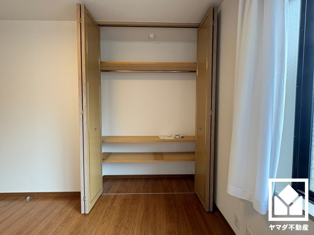 新たに家具を買わなくても良いので、ハンガーパイプ付きのクローゼットは嬉しいですね。
