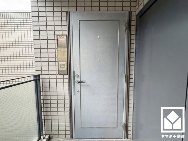 シンプルで洗練された玄関デザイン。帰るたびにホッとできる、心地よい住まいの入り口。