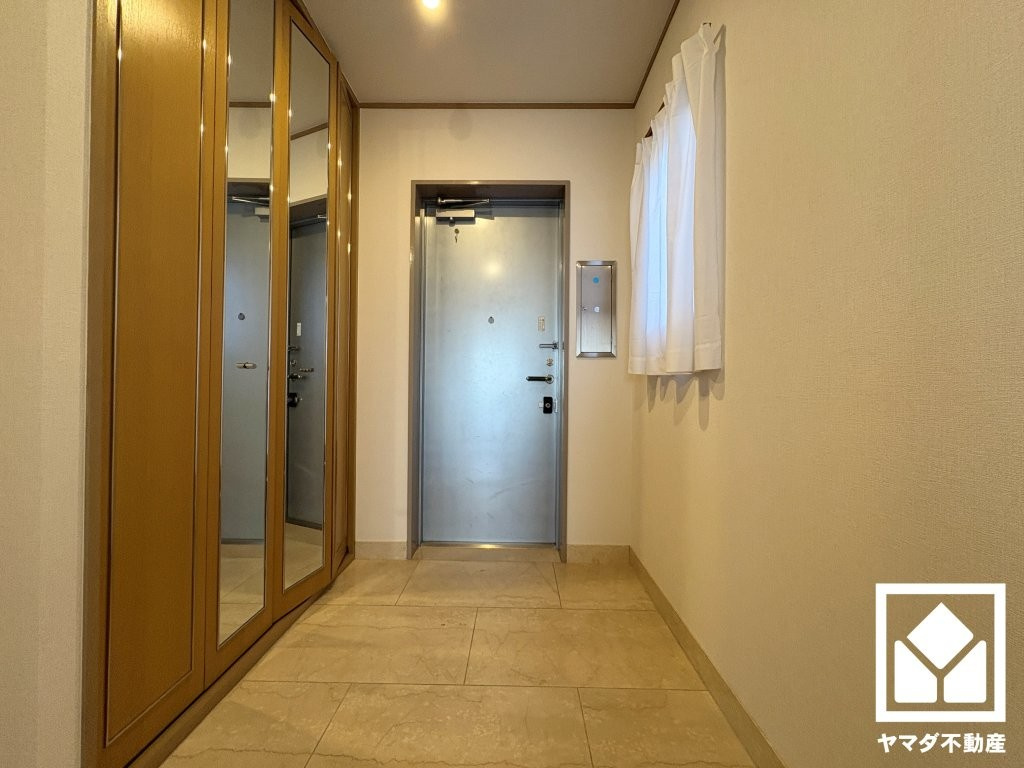 広々とした玄関が、住まいの第一印象を彩ります。収納も充実し、すっきりとした空間でお客様をお迎えできます。
