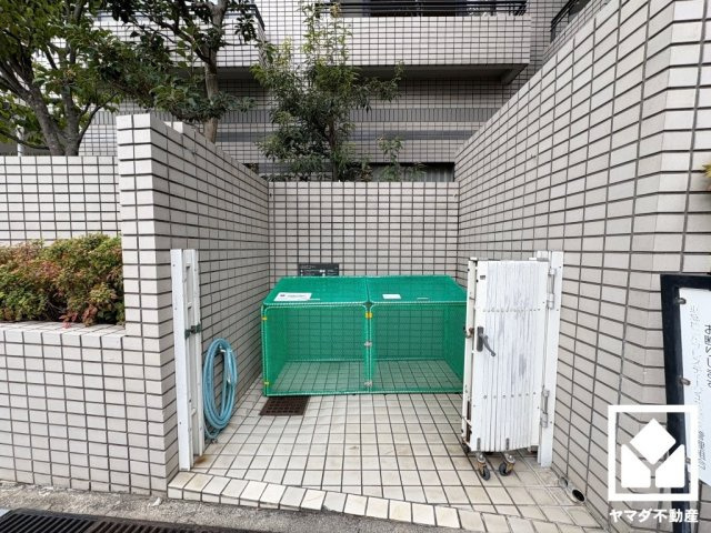 衛生面への配慮もうかがえる、心地よく利用できるごみ置き場です。