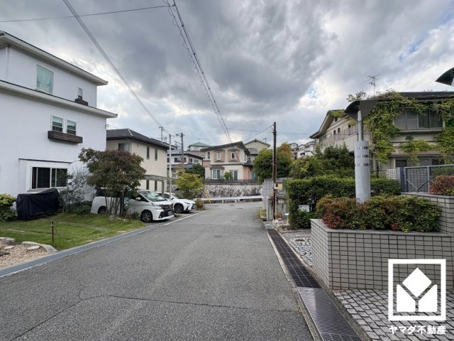 敷地内に駐車場を設置（月額20000円）。重い荷物や雨の日の移動もスムーズで、快適なカーライフを実現。空き状況等の詳細は弊社スタッフまでお気軽にお問い合わせください。