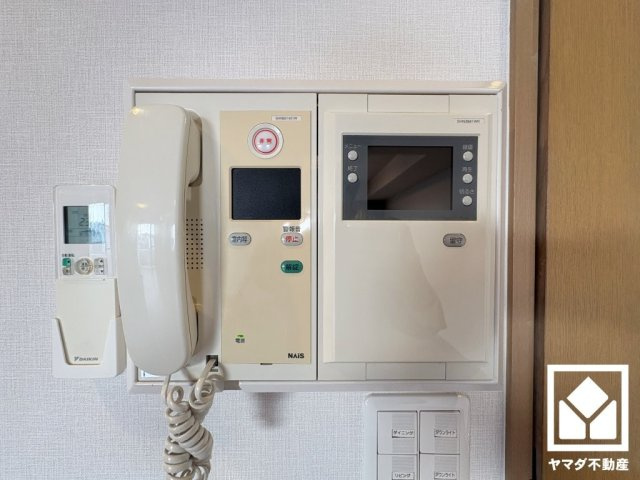 突然の来訪時にも防犯面で心強いモニター付きインターホンを設置。お留守番中のお子様も、室内からスムーズに相手の確認ができます。