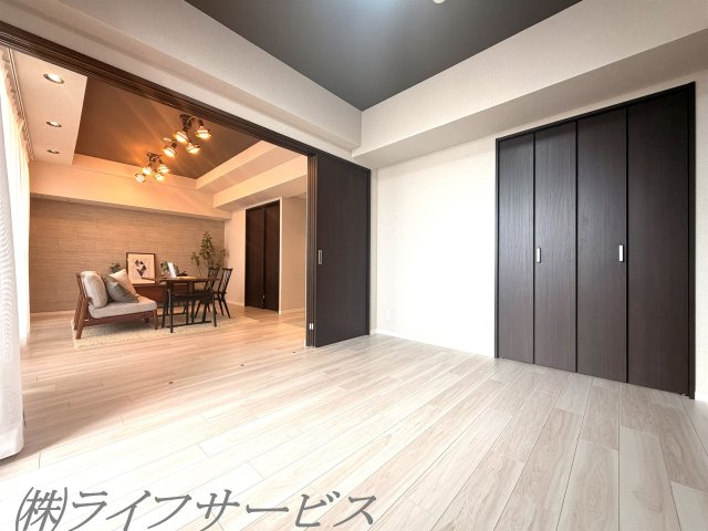 洋室6.0帖／南向きのバルコニーに面した陽当り良好のお部屋です！クローゼット有！