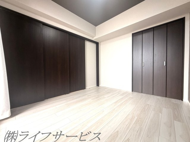 洋室6.0帖／南向きのバルコニーに面した陽当り良好のお部屋です！クローゼット有！