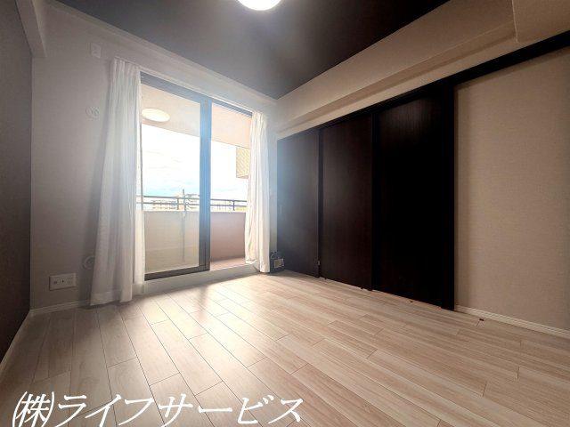 洋室6.0帖／南向きのバルコニーに面した陽当り良好のお部屋です！クローゼット有！