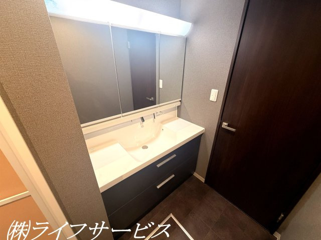 三面鏡シャワー付洗面化粧台