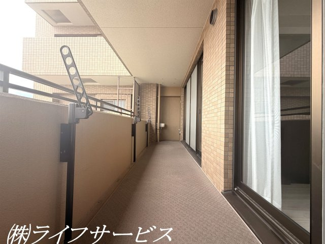 バルコニー／南向きのバルコニーにつき陽当り良好！掃除や水やりに便利なスロップシンクあり！