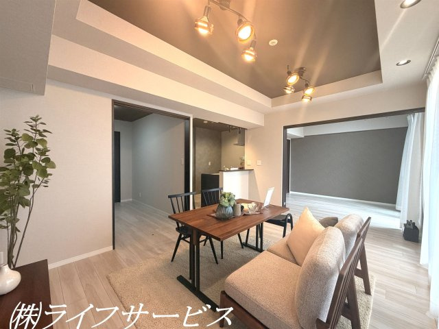 リビングルーム・洋室／室内リフォーム済につき即入居可！南向きにつき陽当り良好！