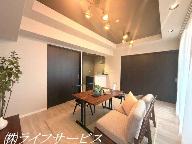 リビングルーム・洋室／室内リフォーム済につき即入居可！南向きにつき陽当り良好！