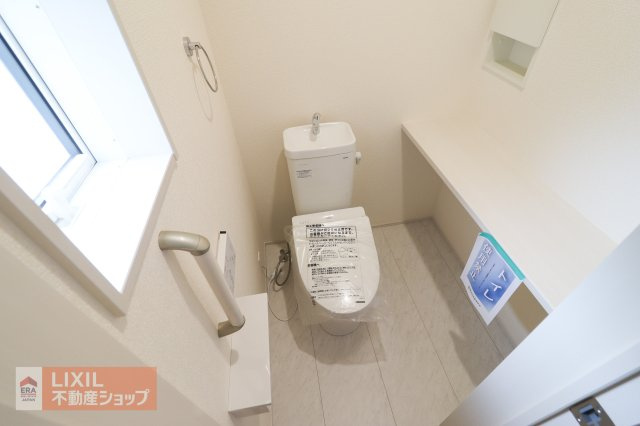 【トイレ】現地完成写真。温水洗浄暖房便座付き。小窓がついており採光と換気ができるようになっています。2階にもトイレがございます。