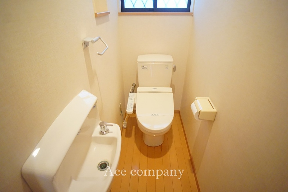 トイレは1階と2階の各階に完備☆1階はウォシュレット付きのトイレです☆