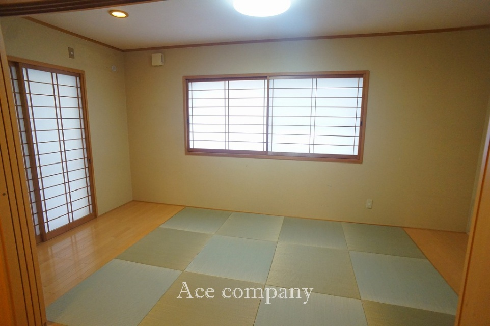 【1階：和室6帖】板の間が広く、実際は6帖以上あります♪
