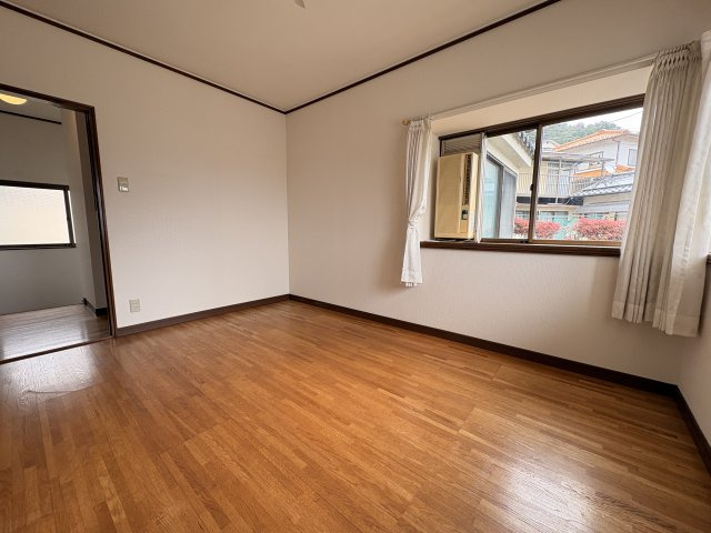 採光が確保された明るい洋室です。広さに余裕があり、主寝室としてはもちろん、趣味部屋や在宅ワークスペースとしても活用可能です。シンプルな内装で家具の色味も合わせやすく、使い勝手の良い空間です。