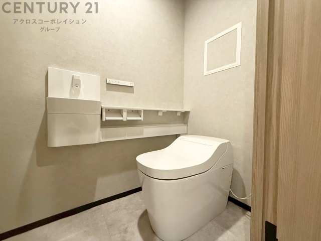 温水洗浄便座付トイレは温水洗浄機能により、暖かい水でおしりを洗浄することができ、冷たい水を使う従来の便座に比べ、温水洗浄機能で暖かいトイレを提供し、快適な使用を可能にします。　