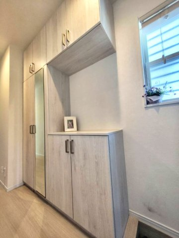 玄関シューズボックス：鏡付きなのでお出かけ前に身だしなみ確認ができます。