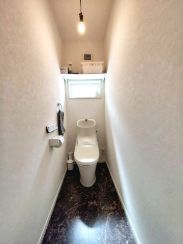 2階トイレ：温水洗浄便座付きです。