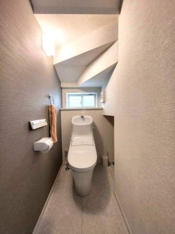 1階トイレ：温水洗浄便座付きです。