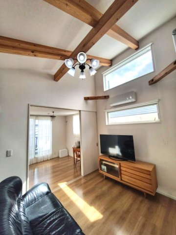 天井高最高約3.7ｍ勾配天井、南側開口部があり、開放感・陽当り良好なリビングです。