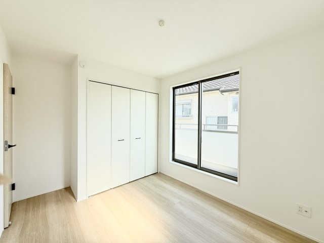 2階　約6.7帖の洋室は、バルコニーへ行き来できるお部屋。お子様部屋とし、もう1部屋いかがでしょうか♪