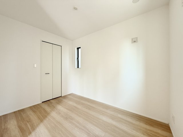 リビング隣の約4.3帖の洋室は、在宅ワーク部屋や趣味のお部屋、来客用のお部屋と使い方は自由?