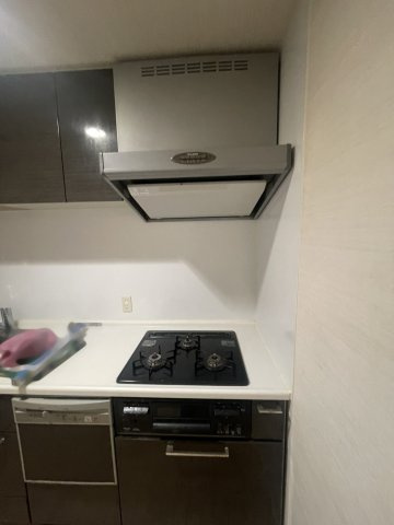 多数の調理器具を同時に使用でき、料理の効率化が可能。省エネで節約になり、様々な料理スタイルに適応できます。また、火力調整が独立しており、手入れや掃除もしやすく、今よりもっとお料理が楽しくなるかも。