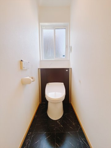 ■トイレ｜白を基調としたトイレになってます♪窓付きなので常に綺麗を保てます♪