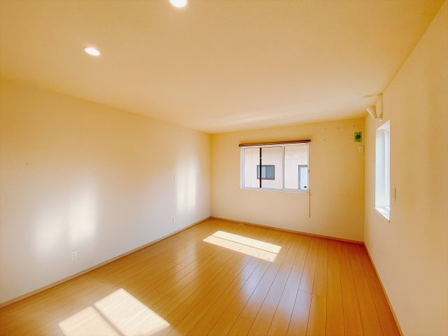 ■2階洋室｜2階洋室には大きな窓をご用意しています。日中はあたたかな日差し差し込み自分時間も充実できますね＾＾