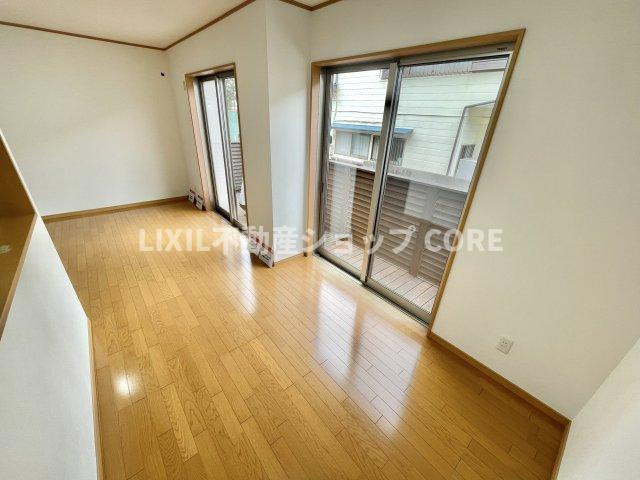 天気の良い日は是非窓を開けて風通しの良さもご体感下さい。明るいＬＤＫがご家族団欒の時を包みます。　
