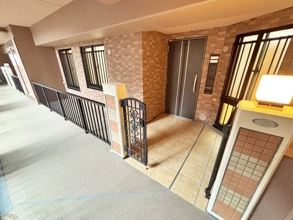 お部屋と廊下の間には門扉付きのポーチがありますので、プライバシーが守られます