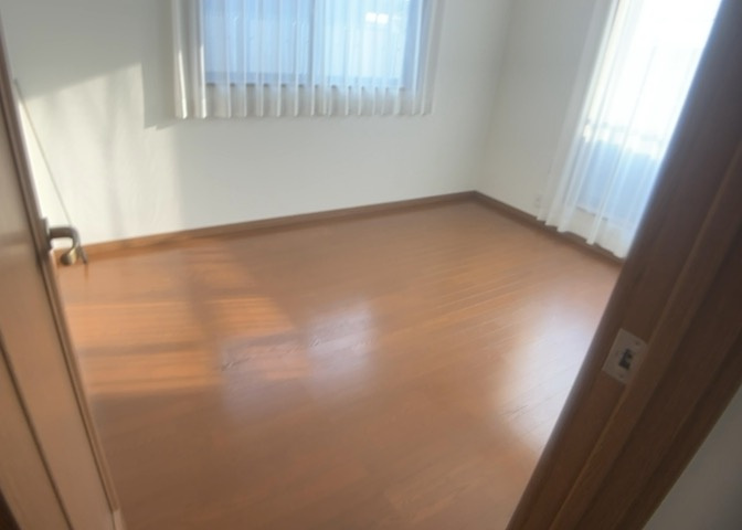 洋室のメリットは重い家具が置きやすく、身の回りが整理しやすいことです。　床がフローリングのため畳とは異なり凹みにくいです。　クローゼットなど収納が豊富で、普段使わない旅行カバンや服の整頓も簡単にです。
