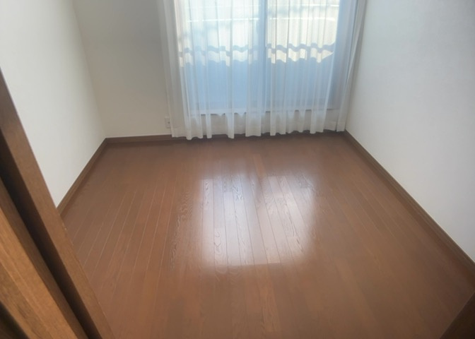 寝室でゆっくりと過ごすためにはベッド周りの適度な空間を担保することや窓の位置、照明の明るさ、寝室の広さなどを考える必要があります。自身や家族の構成とライフスタイルに併せて寝室にする部屋を選びましょう！