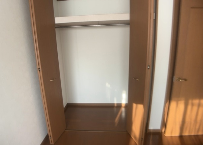 デザイン性を重視しすぎて収納が少なかった！なんてことにならないため、事前に現地で収納の数を確認しておくことをお勧めします。クローゼット以外にも床下収納や屋根裏収納、パントリーなどもチェックしましょう。