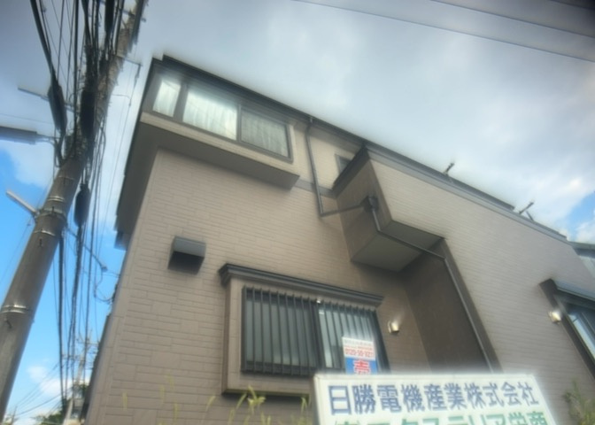 住宅用の土地では前面道路に2m以上接していなければならないと法律で定められています。しかし、お持ちの車のサイズやライフスタイルなどにより、2mでは利便が悪い場合もございますので、事前に確認しましょう。