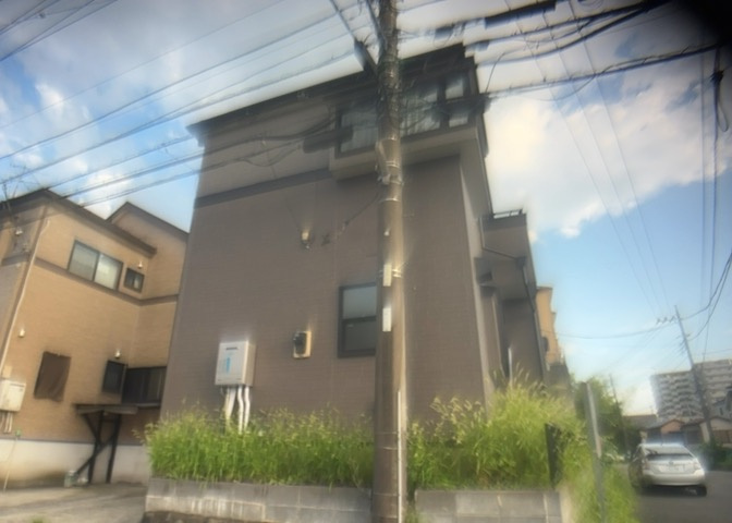 お持ちの車種によっては前面道路が広い方が便利でしょう。しかし、前面道路が広ければその分交通量が多くなるため、騒音などが気になる場合があります。実際に現地を見学し、周辺交通量や騒音などを確認しましょう！