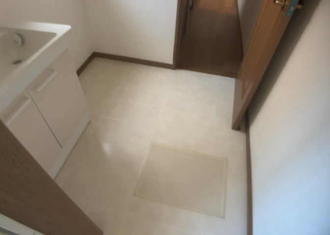 多くの戸建て住宅で見かける洗面脱衣所は、洗面台と洗濯機が2畳ほどのスペースに並べられていて、洗面所が脱衣所を兼ね備えている間取りが一般的です。お客様が利用することもある、パブリックな空間でもあります。