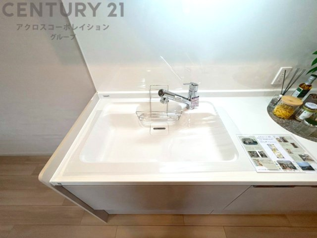 大きなシンクでお鍋などの大きな調理器具を洗う際にも便利です。　