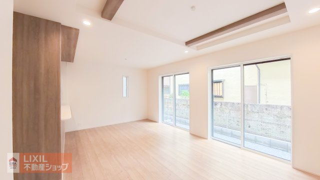 【リビング】現地完成写真。広々としたリビングは窓からたくさんの光を取り入れてくれます。家族が集まる空間ですから明るさと、暖かさは大切です。広さがありますので家具の配置もしやすいですね。