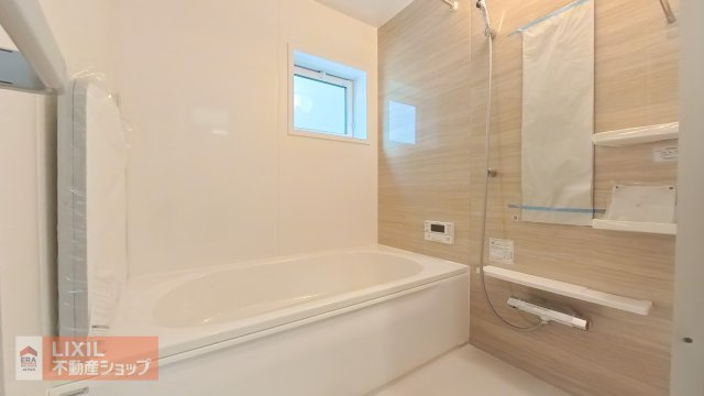 【浴室】一坪タイプの浴槽は、足をしっかりと延ばして一日の疲れを癒すことが可能です。浴室暖房乾燥機も完備しておりますので雨の日のお洗濯物はお風呂で乾かせますし、冬は暖房で暖める事もできるので便利です。