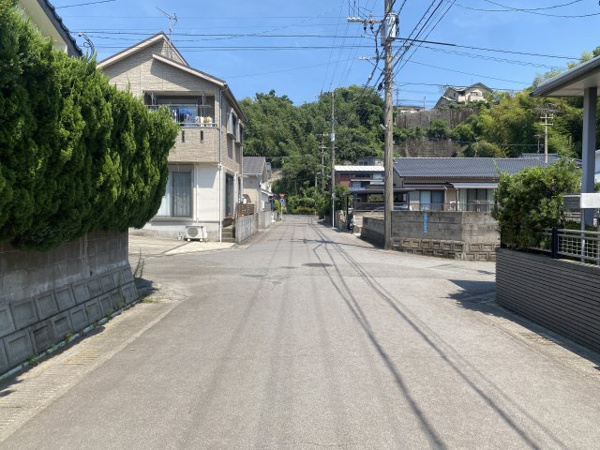 【大明丘1丁目　中古戸建ての前面道路含む現地写真】