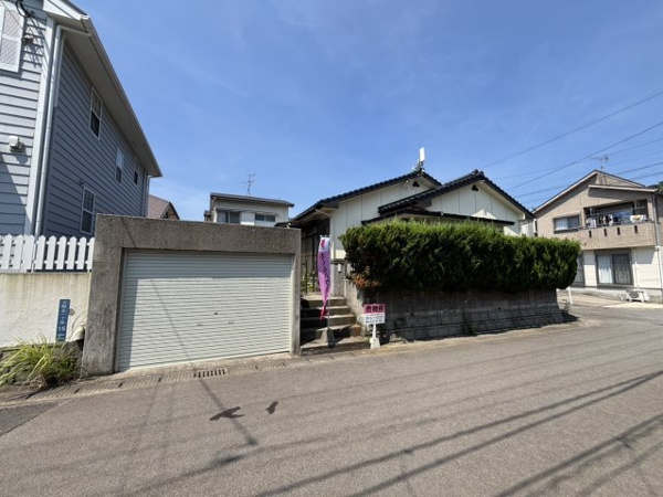 【大明丘1丁目　中古戸建ての前面道路含む現地写真】