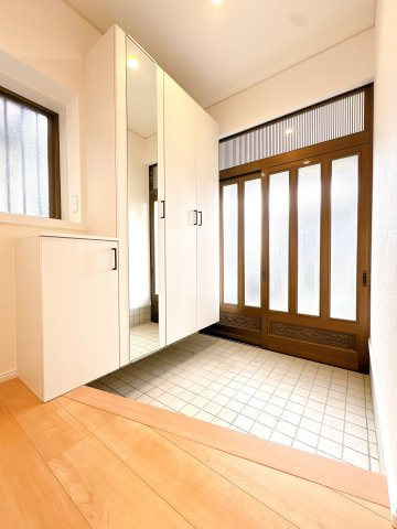 シューズボックス付き玄関になります♪全身鏡もついておりとても便利です♪
