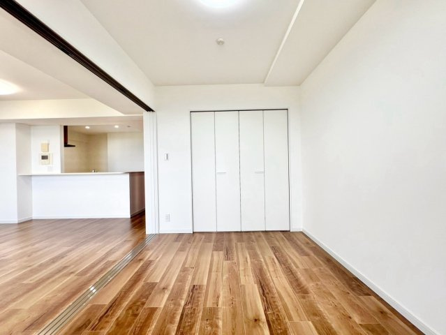 白を基調にした洋室。家具の表情がきれいに映える落ち着いた空間。