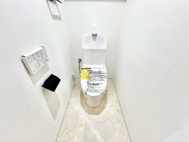 新規交換のトイレ。白を基調にした清潔感ある水回り空間が魅力です。