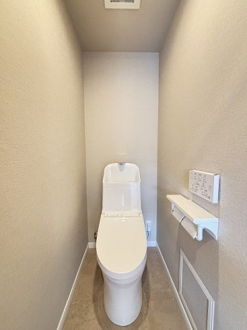 ウォッシュレット付きトイレは壁掛けタイプなので高級感があります