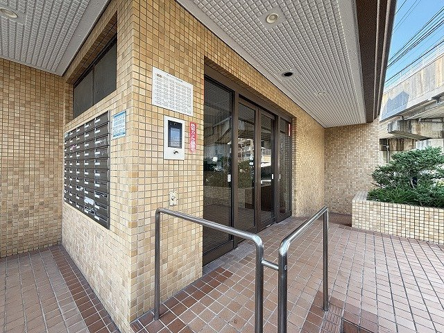 安全に配慮されたオートロック付き。室内ＴＶモニタ付インターホンで確認できます