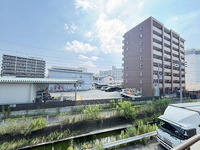 前面に遮る建物がないのでバルコニーからは開けた眺望を楽しめます