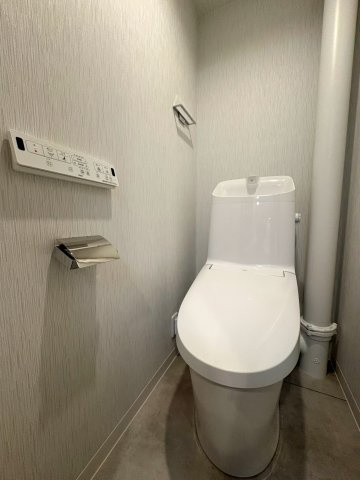 温水洗浄便座付きで、毎日快適にお使いいただける清潔感のあるトイレ空間です