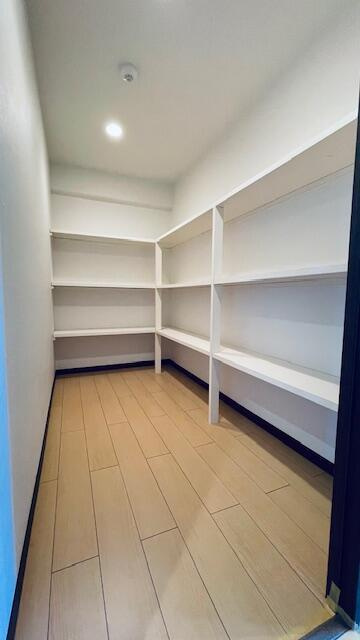 大型収納室には棚が設置してあ…?