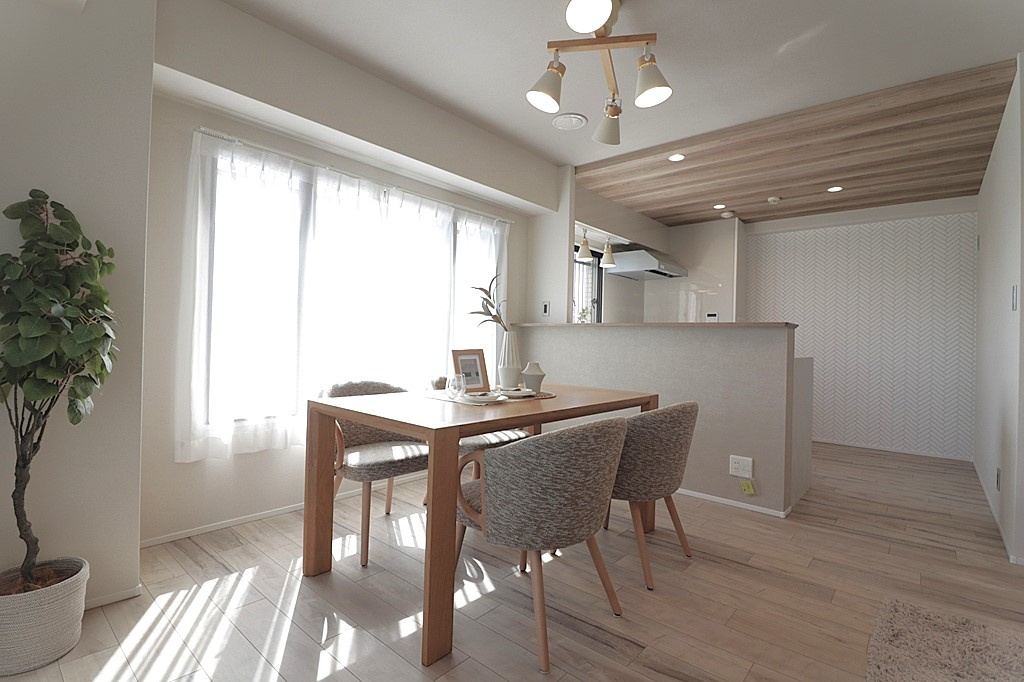 ※写真は同形状・同仕様の施工例です。実際の建具やクロスの色味とは異なる場合があります